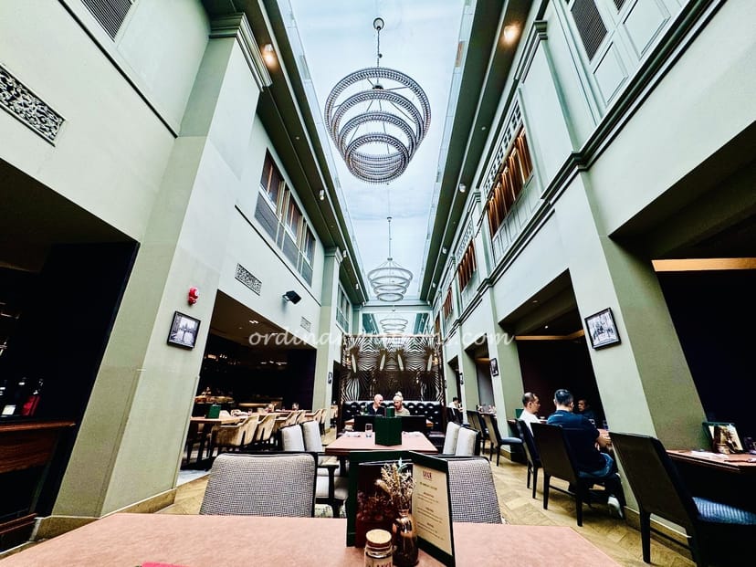 LUCE atrium dining area with high ceilings, ideal for sophisticated welcome receptions and dinners.