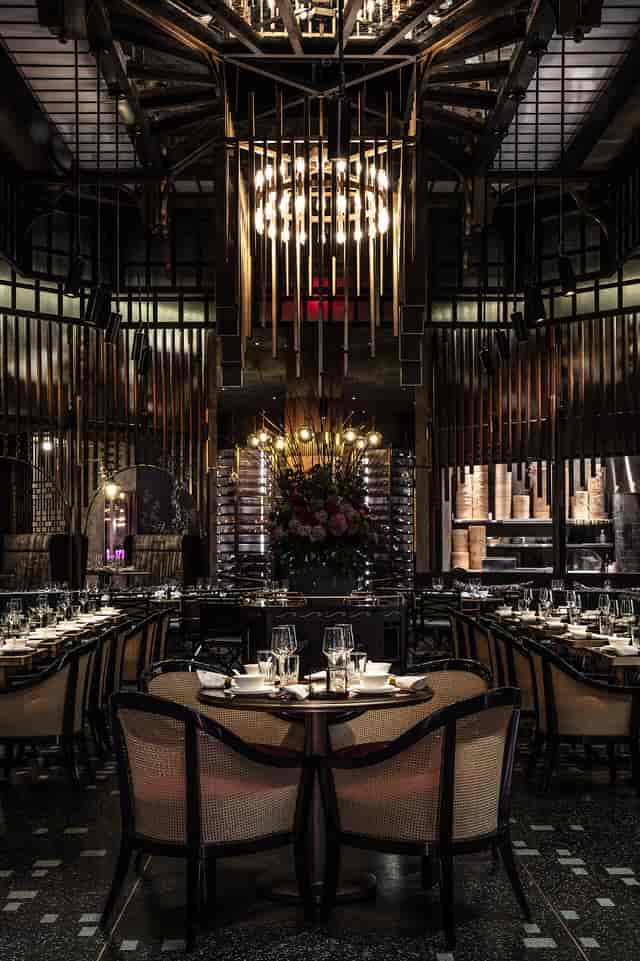 Mott 32 Singapore: Sophisticated interior, perfect for upscale corporate dinner and networking.