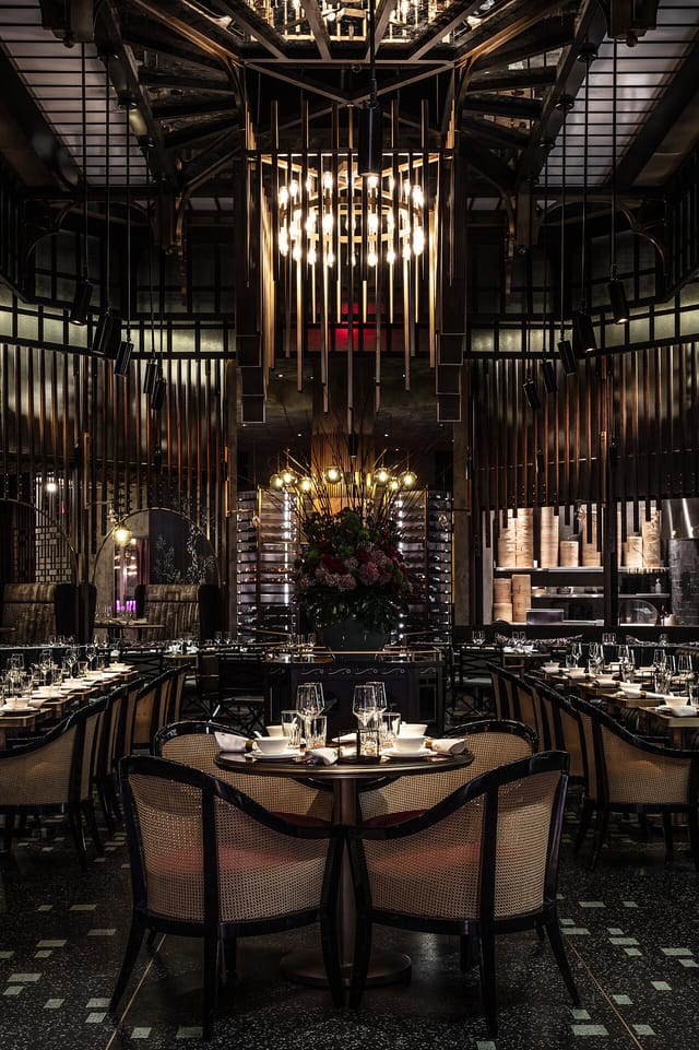 Mott 32 Singapore: Sophisticated interior, perfect for upscale corporate dinner and networking.