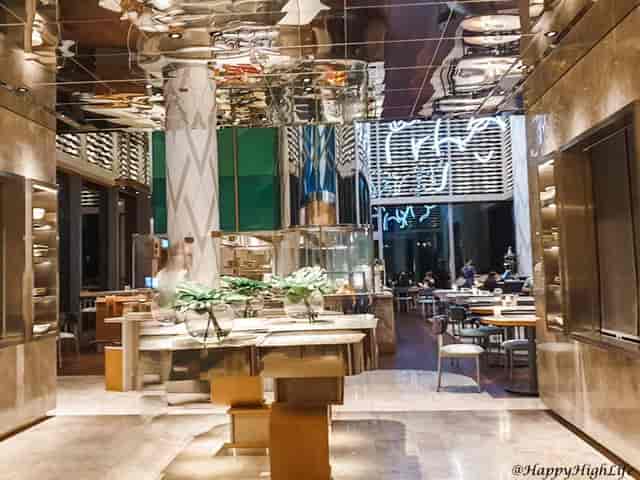 Modern private dining room at SKIRT with reflective ceiling for VIP dinners and networking events.