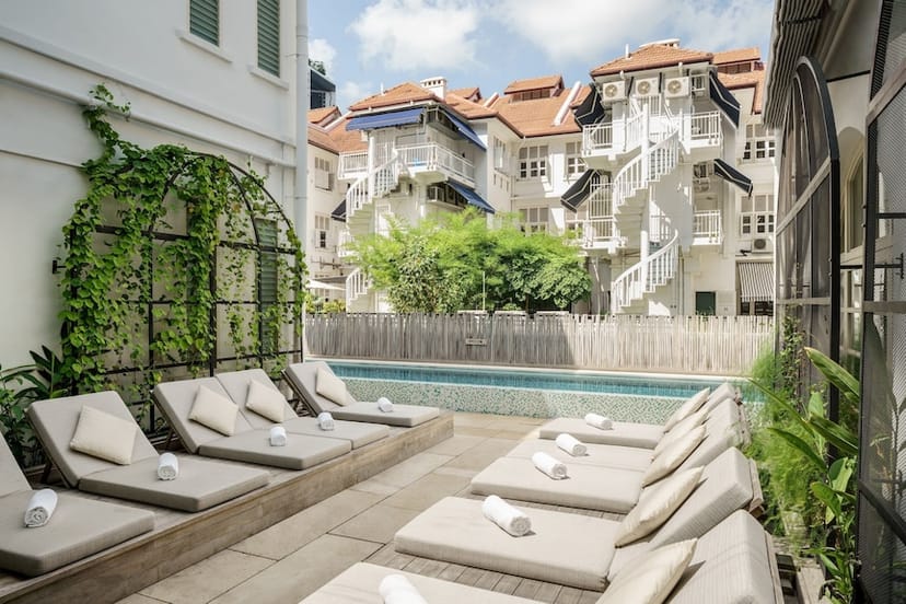 Maxwell Reserve boutique corporate retreat, luxury poolside lounge for professional networking.
