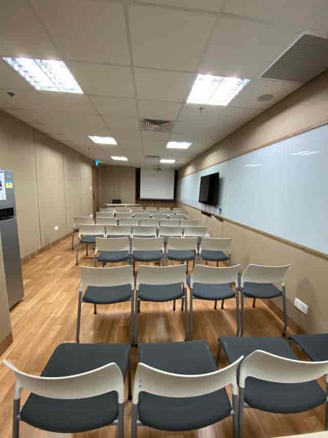 MIT Galaxy classroom setup for corporate training and internal briefings.