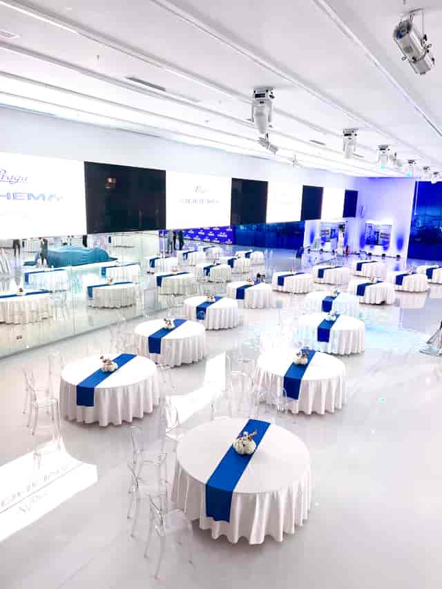 Modern Space 01 banquet venue with blue accents for product launch and corporate gala events.