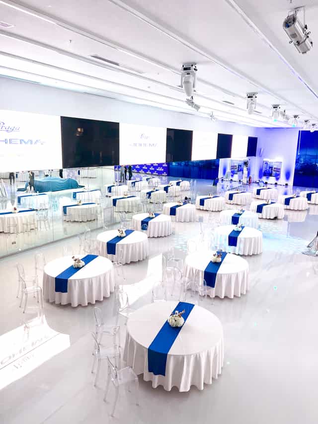 Modern Space 01 banquet venue with blue accents for product launch and corporate gala events.