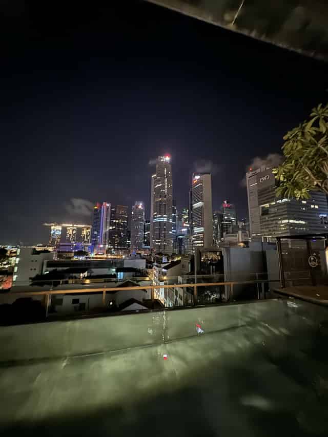 Rooftop Infinity Pool & Lounge