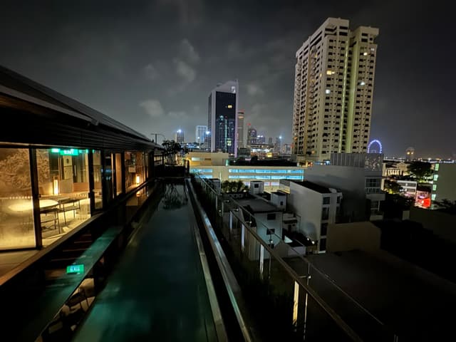 Rooftop Infinity Pool & Lounge