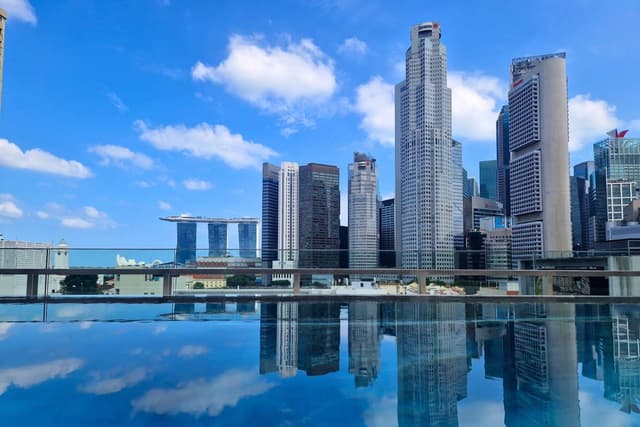 Rooftop Infinity Pool & Lounge