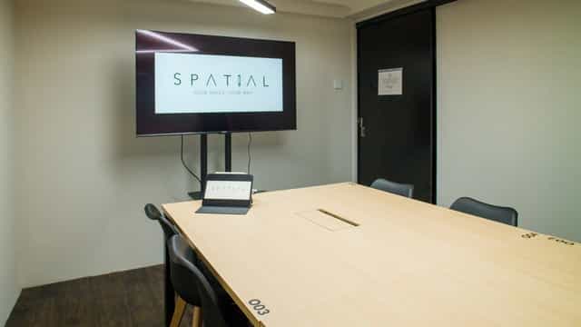 Tech-enabled huddle room for small-group collaboration and corporate event space.