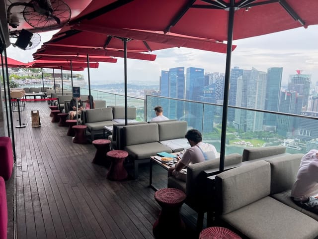 SkyBar at CÉ LA VI Singapore: stylish rooftop venue for upscale events with city views.