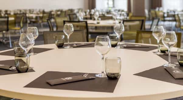 Modern banquet setup at Novotel Lyon Bron with minimalist place settings for corporate events.