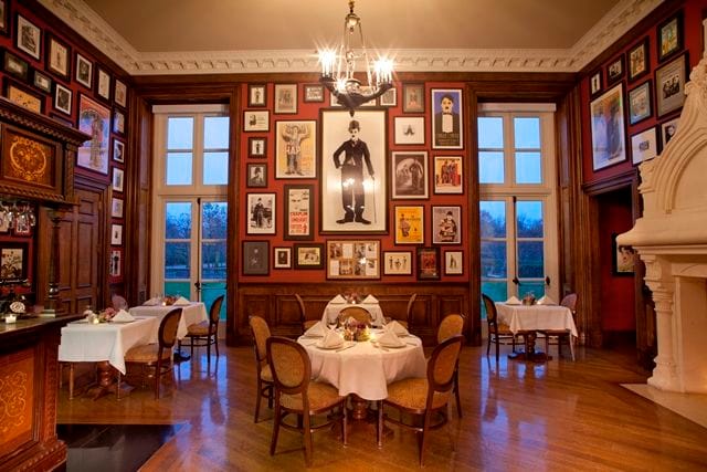 Oheka Castle dining room: elegant gallery-style banquet venue for VIP corporate events.