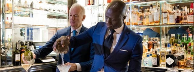 Premium beverage service at Jacques Bar, ideal for VIP receptions and corporate galas.