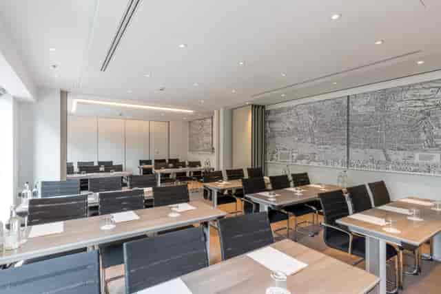 Modern meeting room at Hotel Saint London, ideal for corporate events and training.
