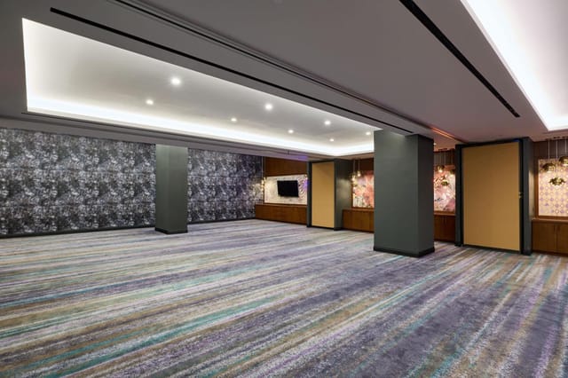 Modern Renaissance Harlem meeting room for corporate receptions and professional breakout sessions.