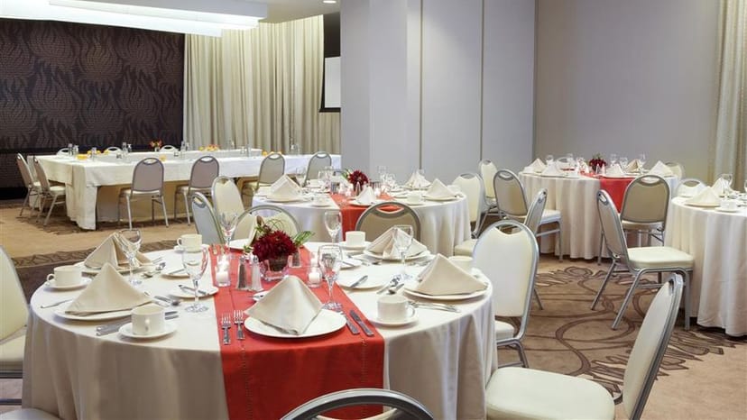 Shelburne Sonesta New York banquet-style conference room for corporate events and formal dinners.