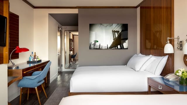 Modern Hotel Hugo meeting space with sleek workspace, ideal for business events and city conferences.