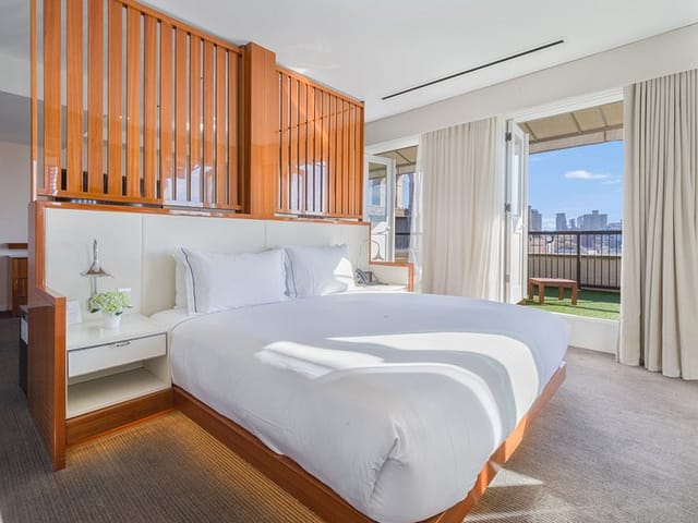 Luxury hotel suite at 33 Hotel NYC Seaport with skyline balcony for VIP meetings and events.