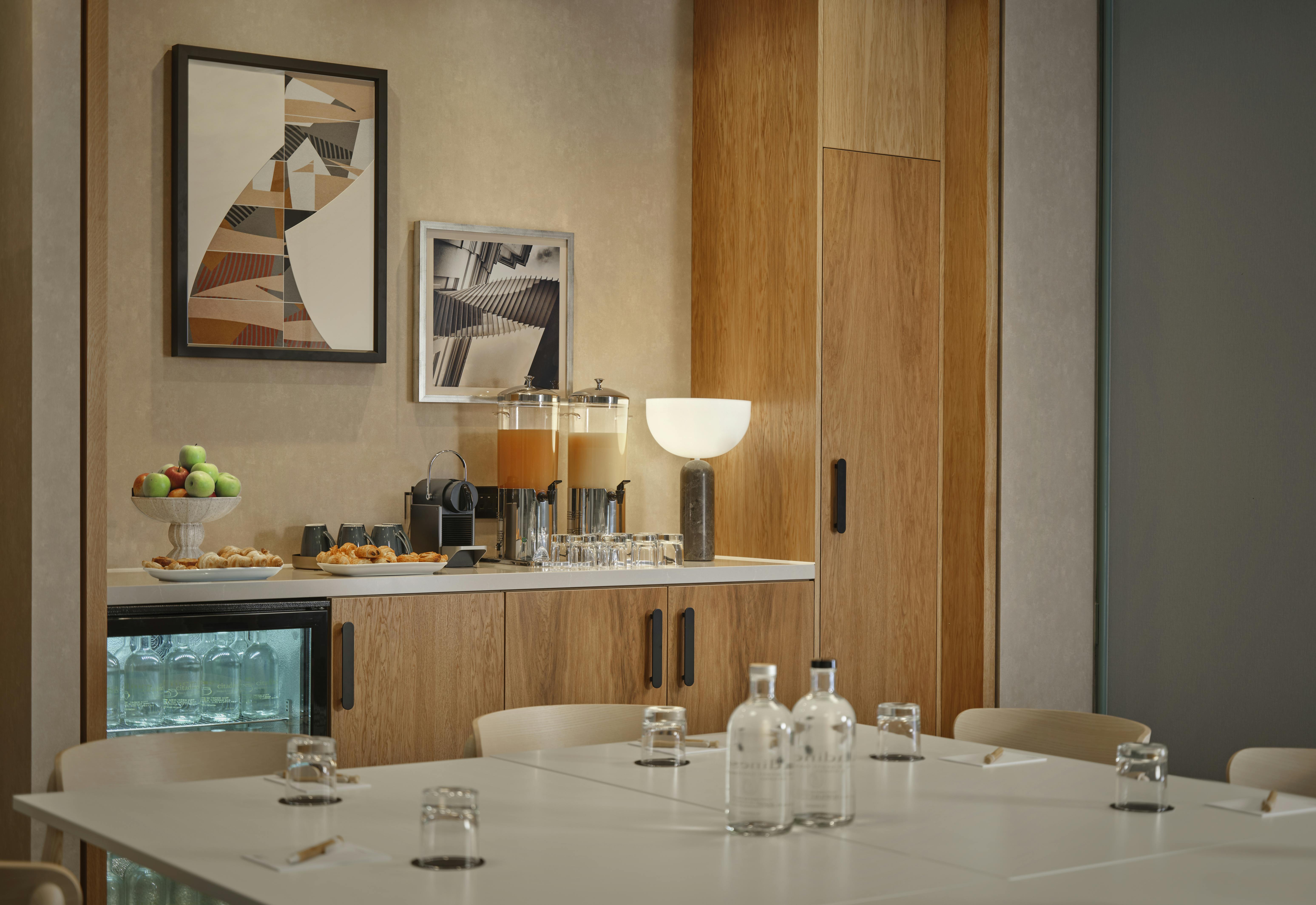 Huddle hub meeting room in Citadines Holborn, London, ideal for corporate events and brainstorming.
