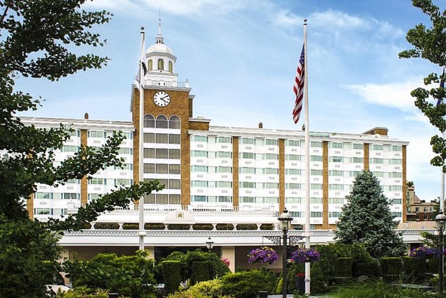 Garden City Hotel patio: historic venue for formal galas and large-scale corporate conferences.