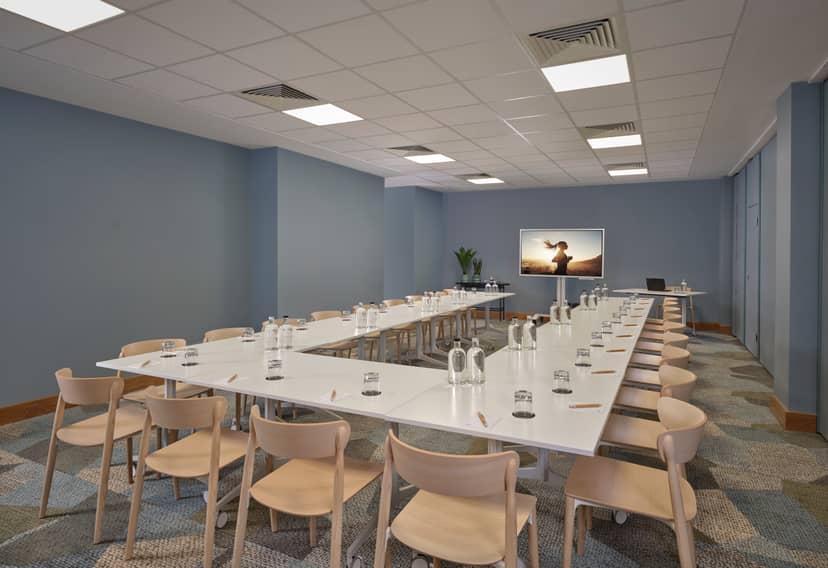 Modern meeting room in Citadines Holborn, ideal for collaborative events and presentations.
