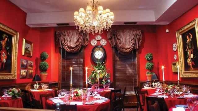 Intimate Carriage House private dining room for luxury board dinners and VIP event receptions.