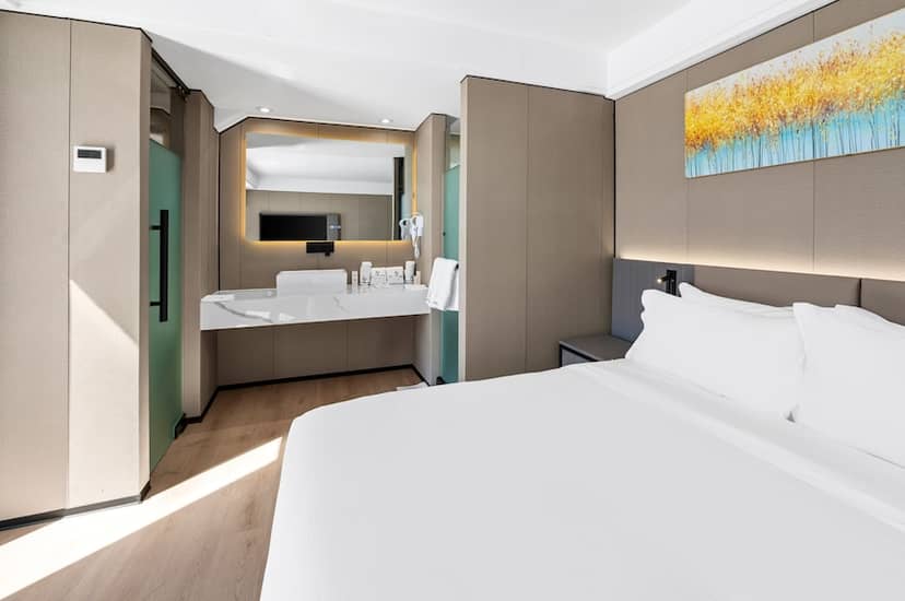 Modern LY NY hotel room with open-concept vanity for business travel and corporate events.