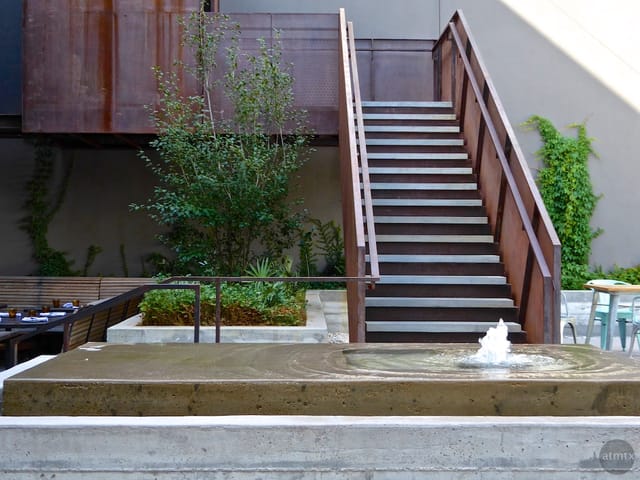 Courtyard at South Congress Hotel: Industrial outdoor space for networking and al fresco events.