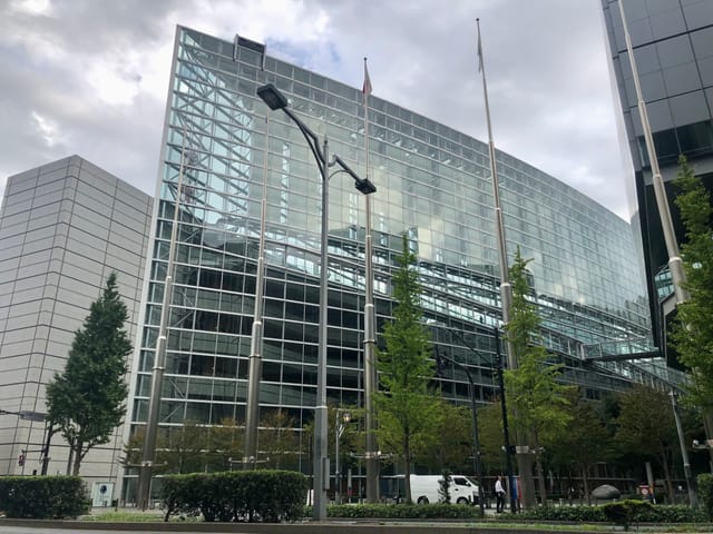 Modern G701 convention hall with glass atrium for corporate summits and trade shows.