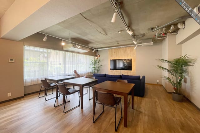 Industrial-chic breakout room at AP Marunouchi for collaborative workshops and creative meetings.
