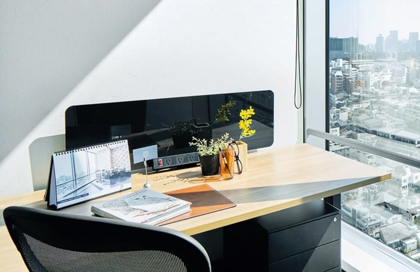 Modern office workspace in Jingumae Tower for corporate events and quiet meeting room rental.