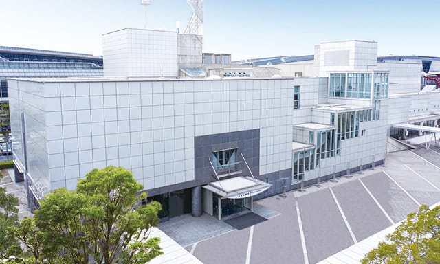 Makuhari Messe International Conference Hall: modern venue for corporate conferences and exhibitions.