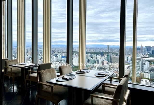 Hinokizaka VIP dining room with city view for executive strategy sessions and corporate lunches.