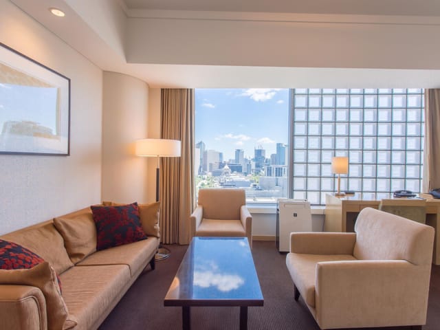 Hotel Grand Arc Hanzomon suite with natural light for boardroom meetings and VIP hospitality.