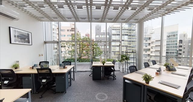 Modern coworking space at Garden Terrace, Ichigo Ebisu with floor-to-ceiling windows for events.