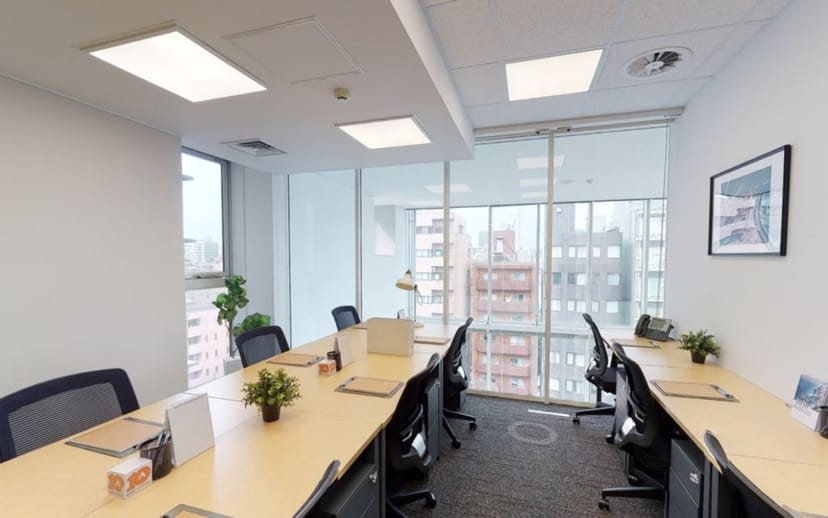 Meeting room in Ichigo Ebisu Green Glass with natural light for team collaboration and workshops.