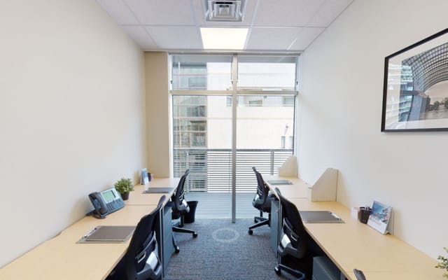 Ichigo Ebisu Green Glass huddle room for focused co-working and private virtual meetings.