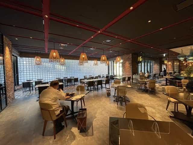 TIDE TABLE Shiomi restaurant: warm industrial dining space for corporate events and networking.