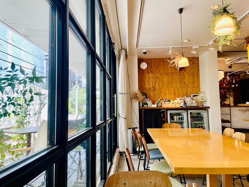 Cafe breakout area at Hotel Graphy Nezu with communal table for business meetings and events.