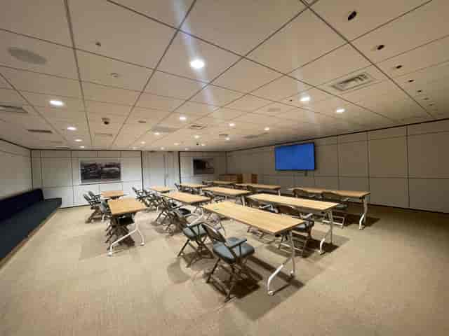 Classroom-style conference room in Tokyo for budget-friendly corporate meetings and seminars.