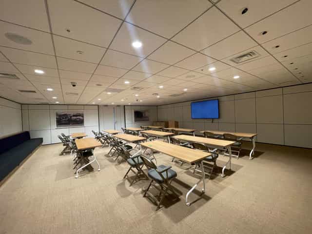 Classroom-style conference room in Tokyo for budget-friendly corporate meetings and seminars.
