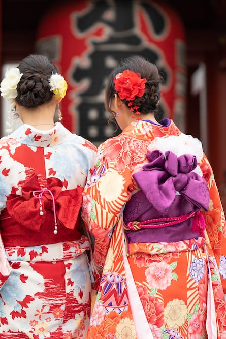 Kutani ceramics in Asakusa Kaede, authentic Japanese decor for cultural event venue photography.