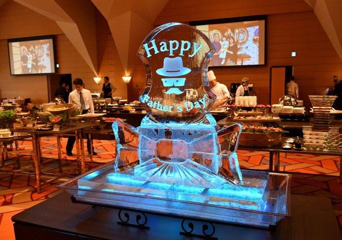 Ice sculpture buffet for Father’s Day event at Tokyo American Club, corporate catering setup.