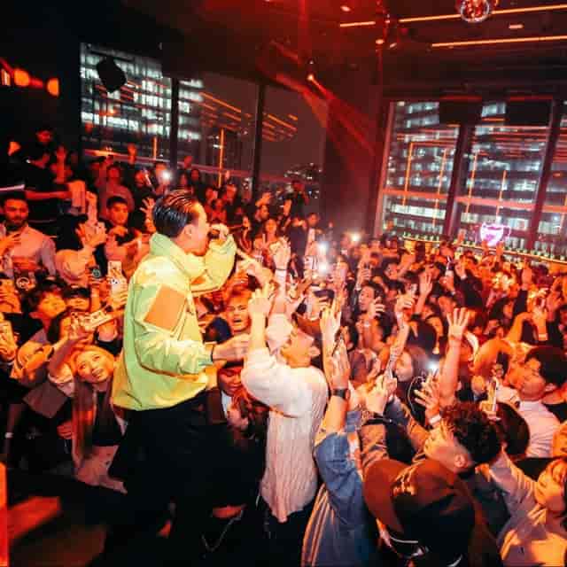 Live performance at CÉ LA VI Tokyo Club Lounge, featuring high-energy experiential event atmosphere.