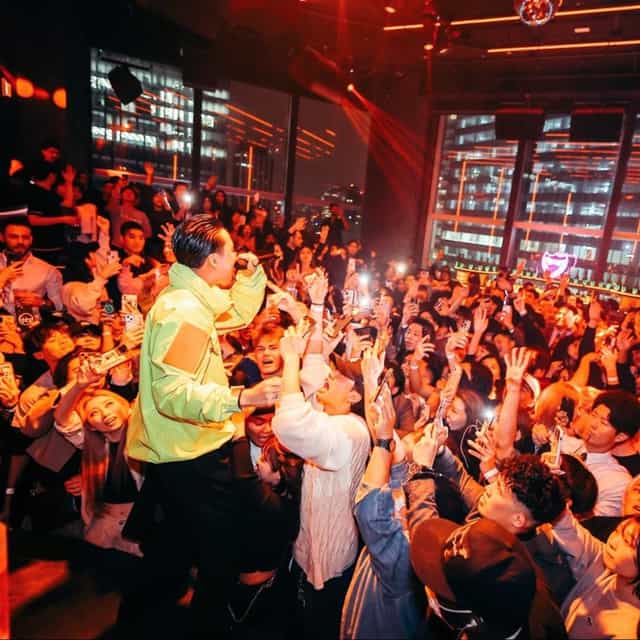 Live performance at CÉ LA VI Tokyo Club Lounge, featuring high-energy experiential event atmosphere.