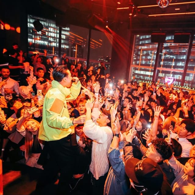 Live performance at CÉ LA VI Tokyo Club Lounge, featuring high-energy experiential event atmosphere.
