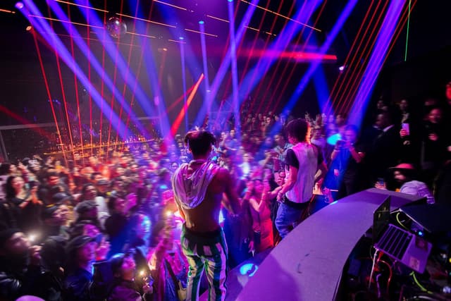 CÉ LA VI Club Lounge