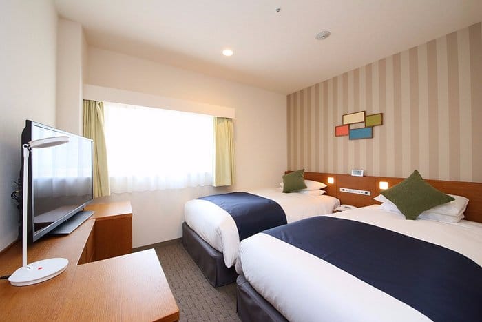 Compact twin hotel room at Shinjuku Washington Hotel for corporate travel or event accommodation.