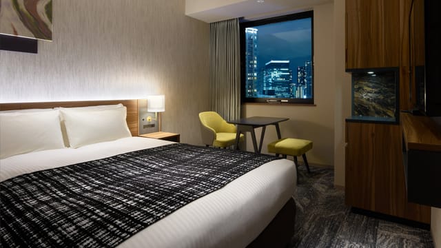 Modern hotel business meeting room with ergonomic workspace for corporate conferences.
