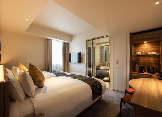 Modern twin hotel room at karaksa hotel premier Tokyo Ginza for corporate business travel events.
