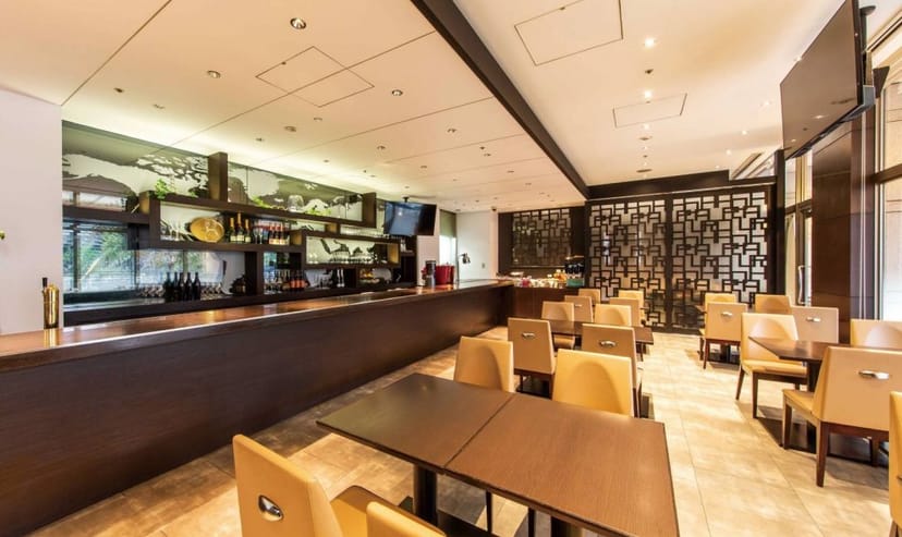 Hotel JAL City Tokyo Toyosu lounge with built-in bar for professional networking and receptions.